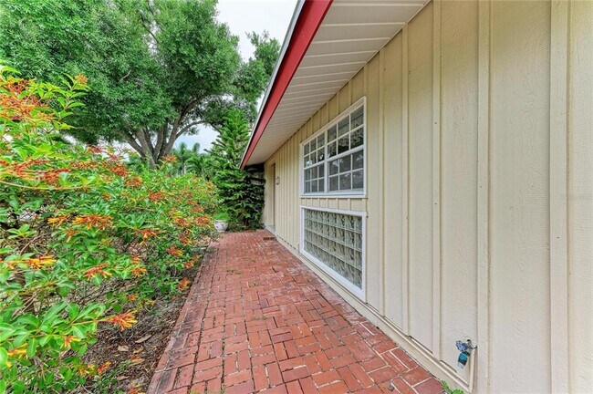 Building Photo - 1827 Alta Vista St