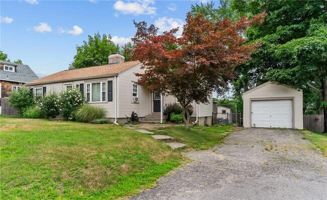 Primary Photo - 32 Bates Ave