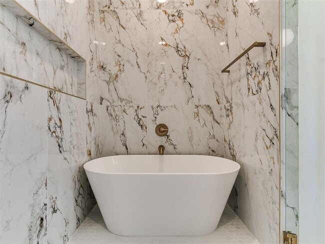 Building Photo - 605 N Idaho Ave