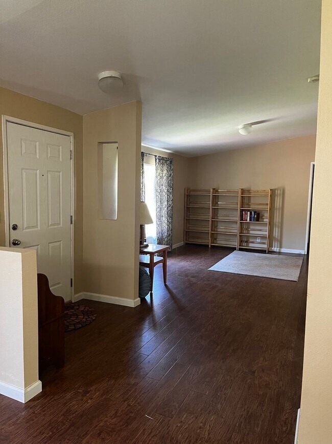 Building Photo - Spacious 3 bed/2bath in Town, Month-to-Month or long term lease.