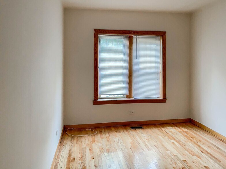 Building Photo - 4811 N Wolcott Ave