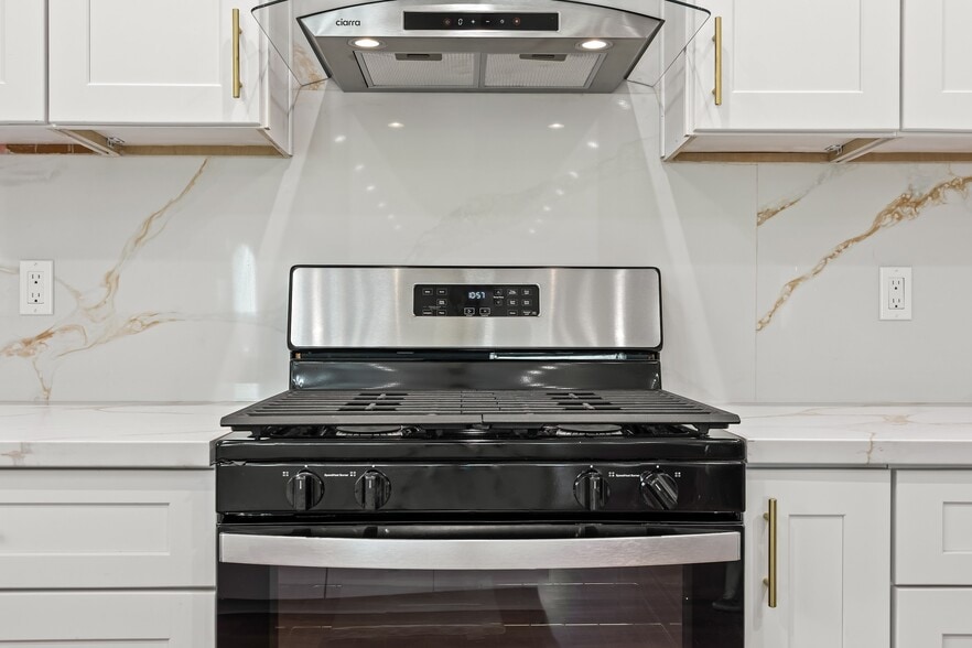 Building Photo - 212 W 64th St