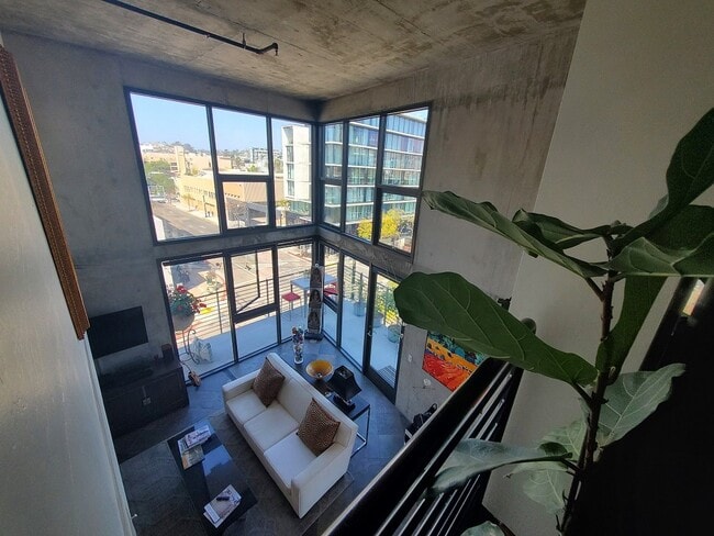 Building Photo - Downtown Loft living in Little Italy