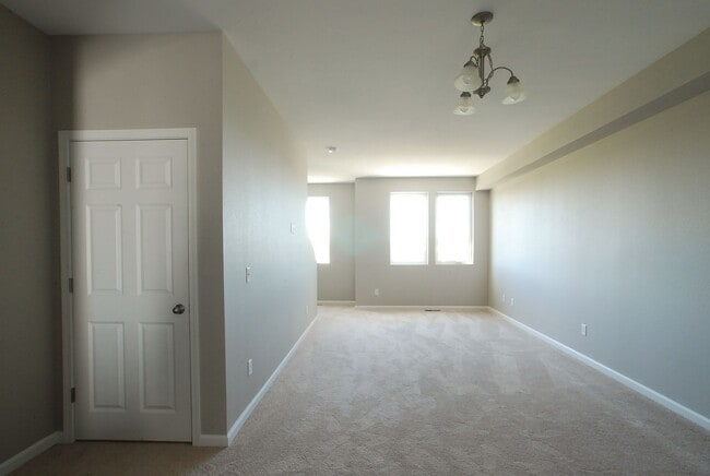 Building Photo - 3163 Sullivan Lp
