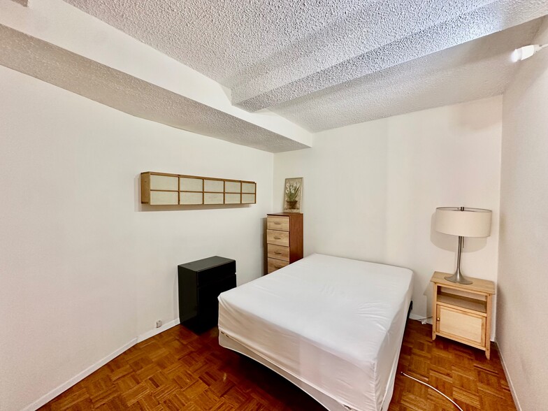 Building Photo - 150 W 51st St