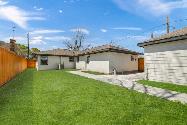 Building Photo - 1003 Claxton St