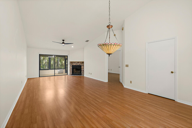 Building Photo - 604 Parkside Pl