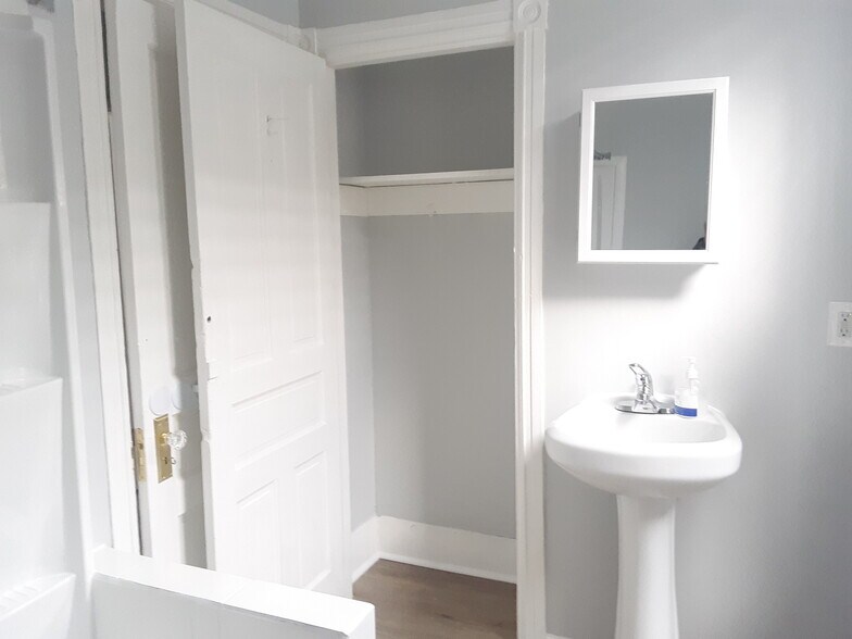 full bathroom - 1829 W Tioga St