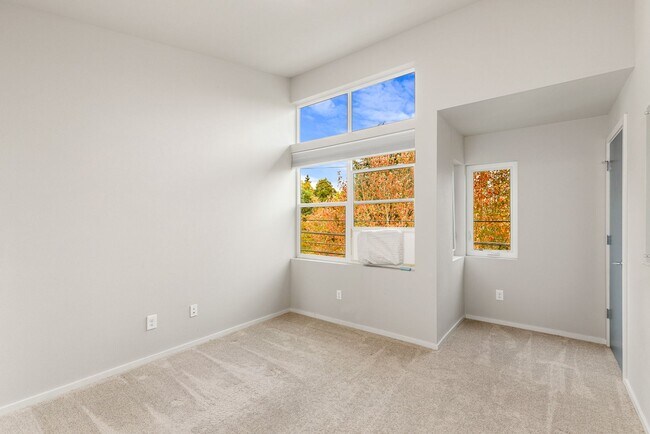 Building Photo - Newer 3 Bed 2.5 Bath Townhouse Close to Downtown