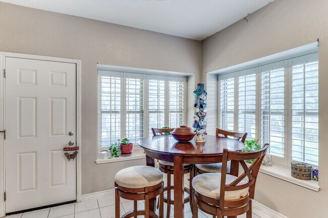 Building Photo - Available August 15th | 4 Bd, 2ba for Leas...