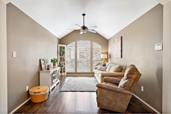 Building Photo - 26006 Palmdale Estate Dr