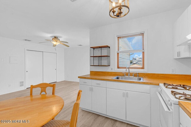 Building Photo - 202 9th Ave