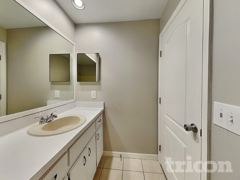 Building Photo - 4317 Longshore Dr