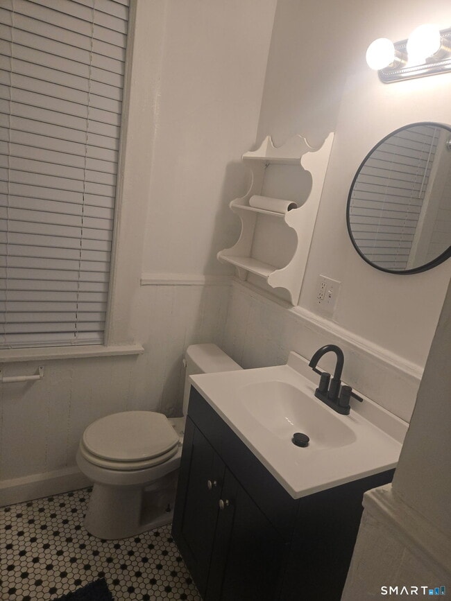 Building Photo - 867 Elm St