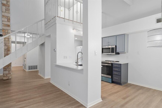 Building Photo - 3610 Fleetwood Dr