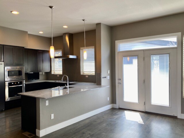 Building Photo - Across from Central Park, 3 bed/4 bath Townhome AVAILABLE 9/1/26