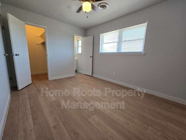 Building Photo - 1309 W Beech Dr