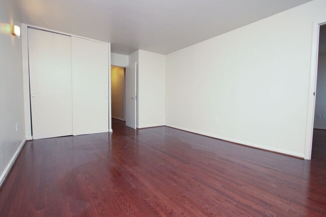 Building Photo - Luxury 1 Bedroom with Balcony, Pool & City Views – Hopkinson House