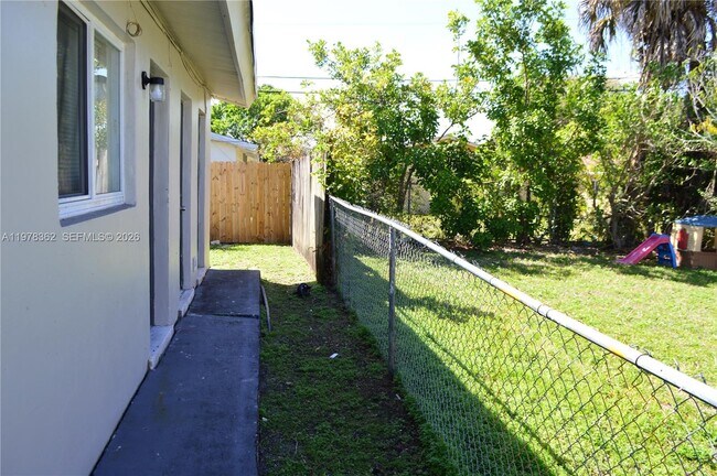 Building Photo - 701 SW 15th Ave