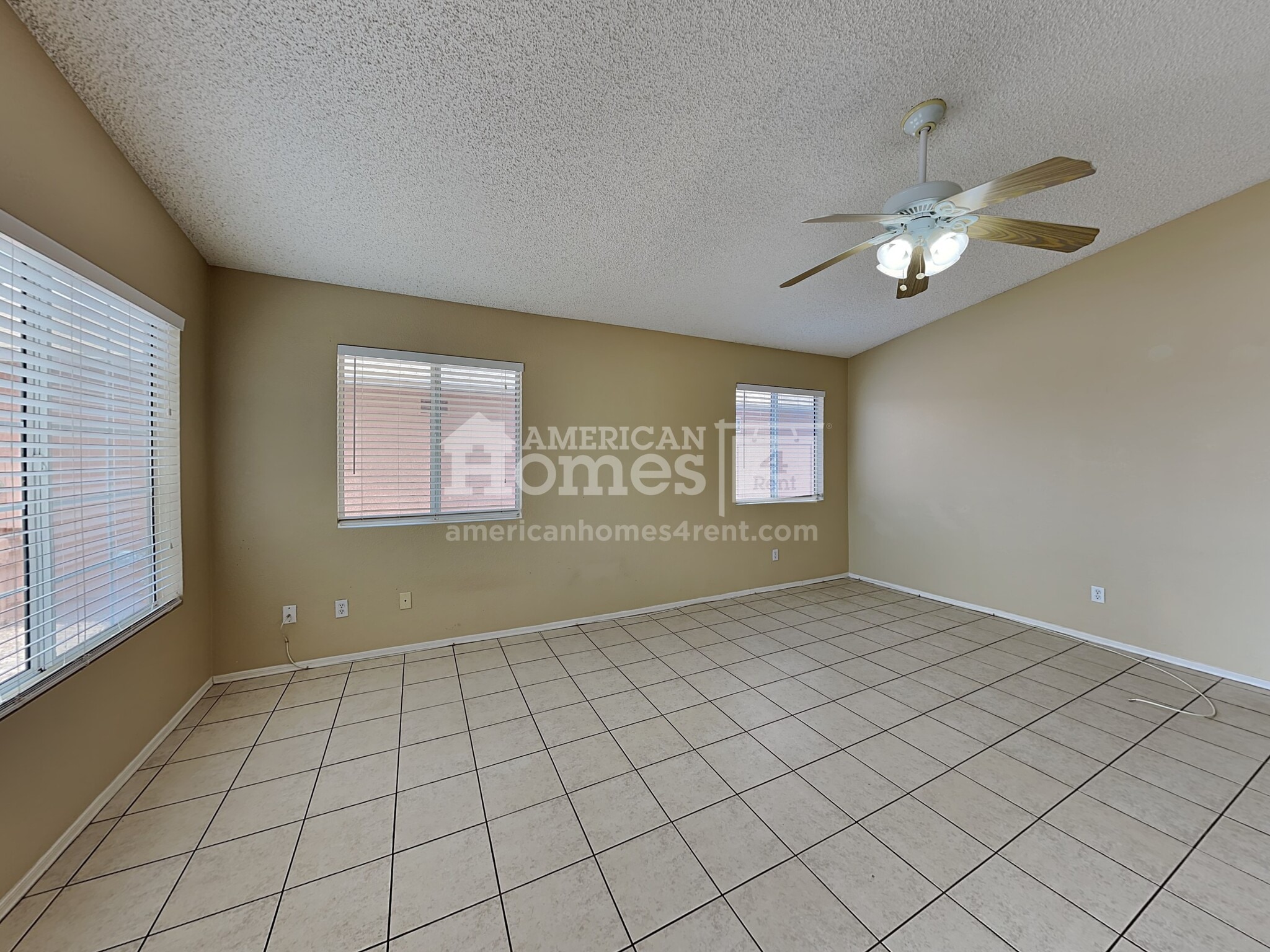 Building Photo - 9050 E Glenmont Dr