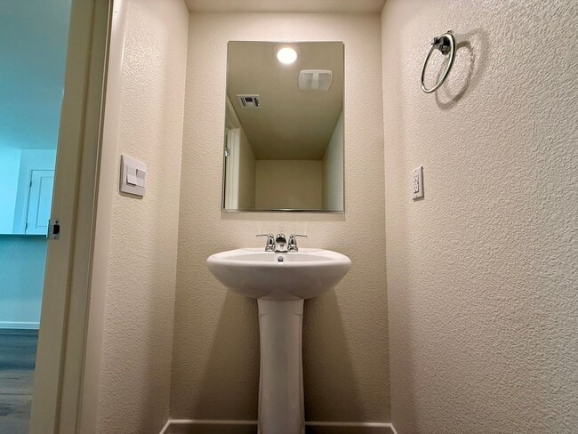 Building Photo - New Townhome for Rent in the Highly Desirable Southwest Area!