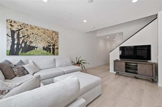 Building Photo - 29 Prominence