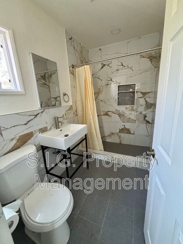 Building Photo - 3819 1/2 Verdugo Rd