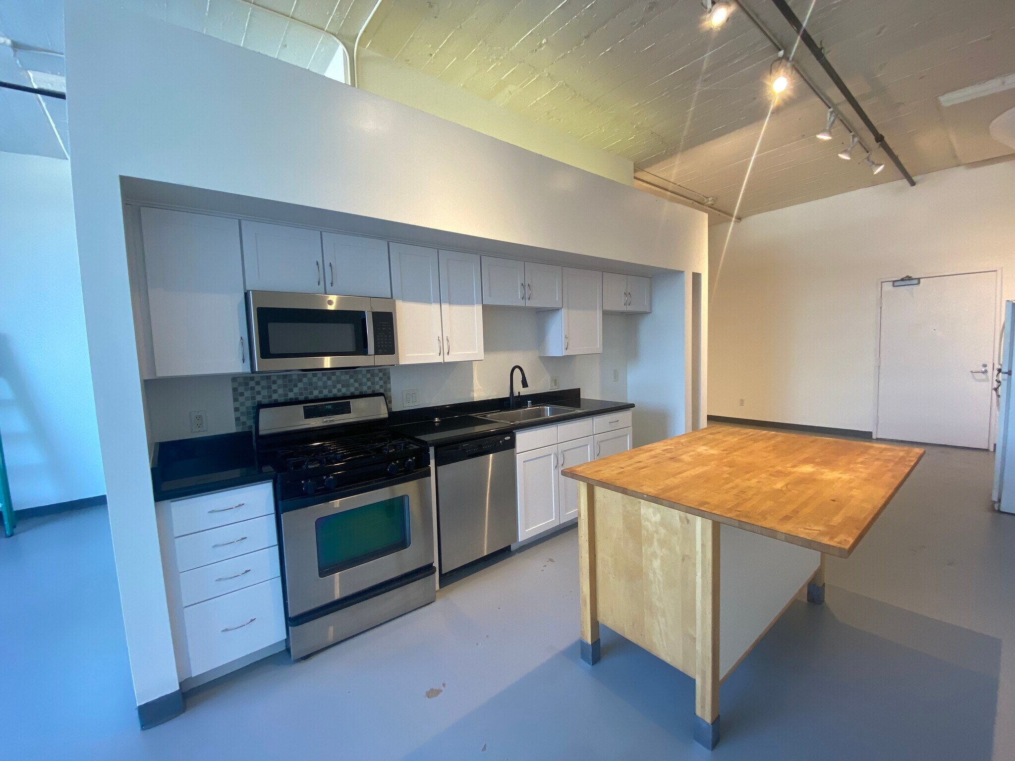 Building Photo - 420 S San Pedro St