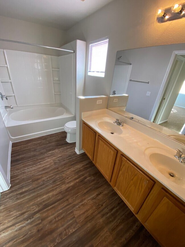 Building Photo - AMERICANA Property Mgmt - Freshly remodele...