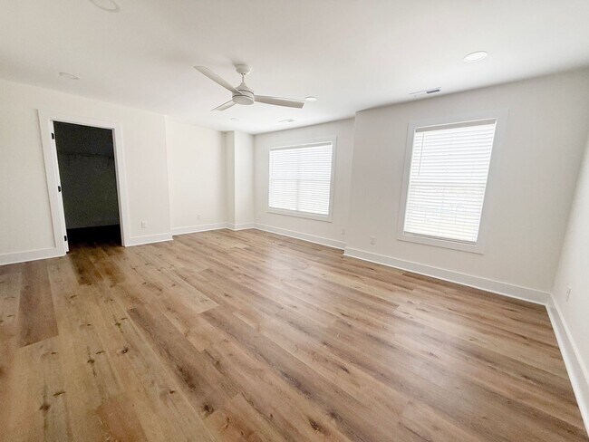 Building Photo - 3 Bedroom Home with 2 Car Garage and Resort Style Pool Access