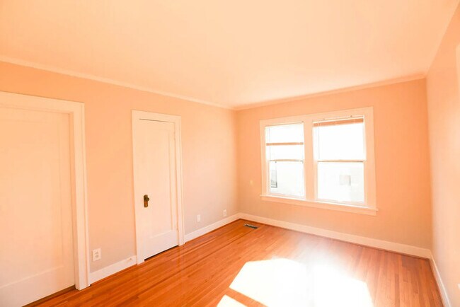 Building Photo - 723 N Monroe St