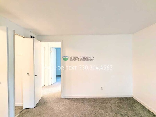 Building Photo - 372 Oak Mnr Ave NE