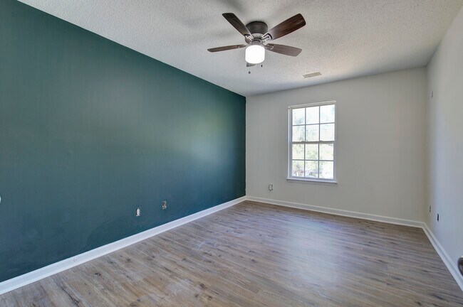 Building Photo - 7202 Cedar Forest Dr