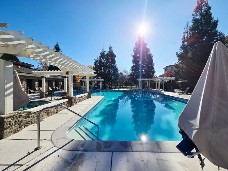 Building Photo - 4353 Fitzwilliam St