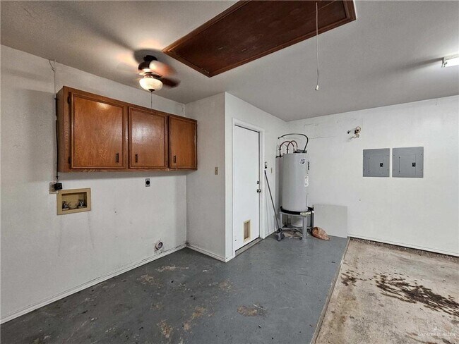 Building Photo - 2208 Robin Ave W