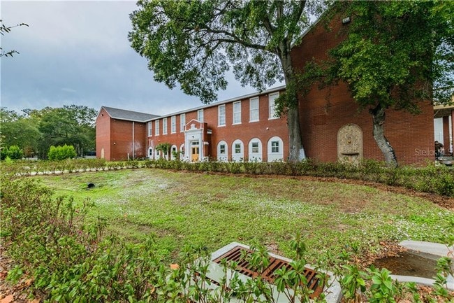 Building Photo - 1090 10th St N