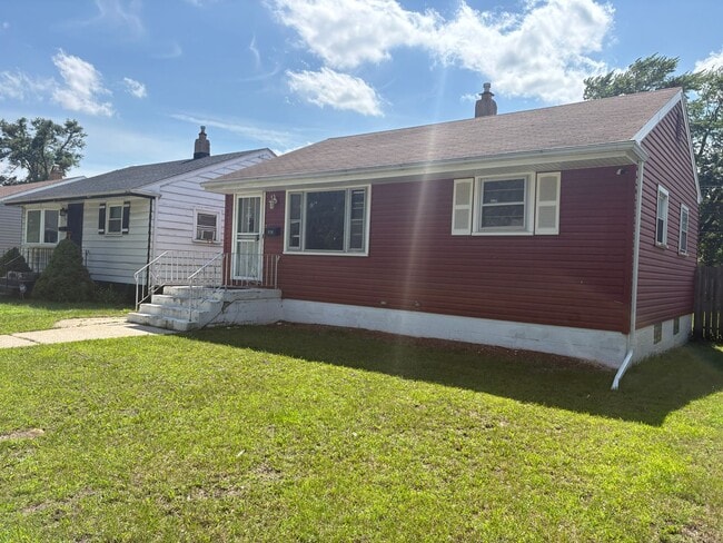 Building Photo - Home with finished basement and fenced in yard