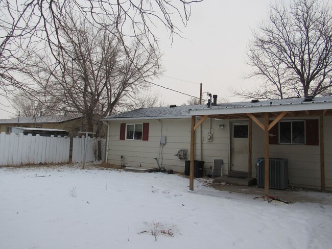 Building Photo - Westside 3 Bed with Garage