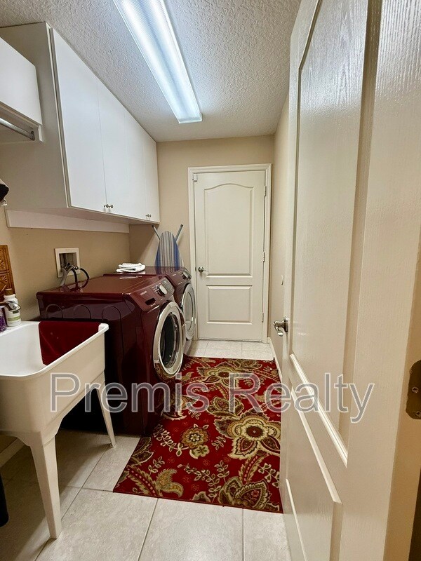 Building Photo - 431 Denise St