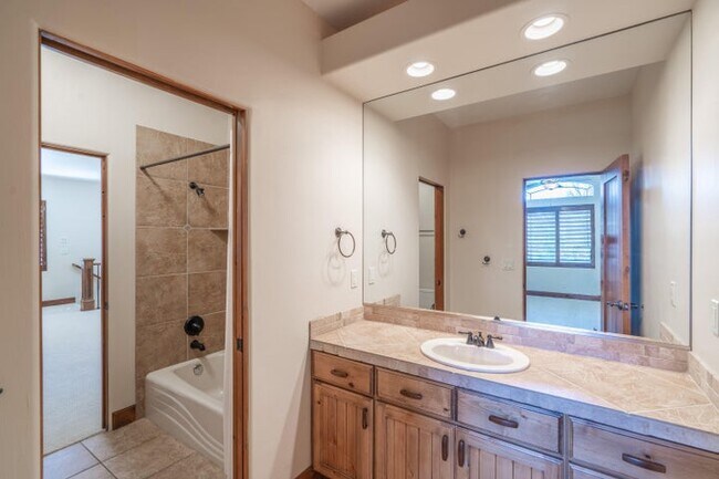 Building Photo - 340 Le Grande Cir