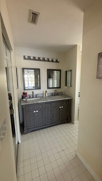 Building Photo - 9850 Costa Mesa Ln