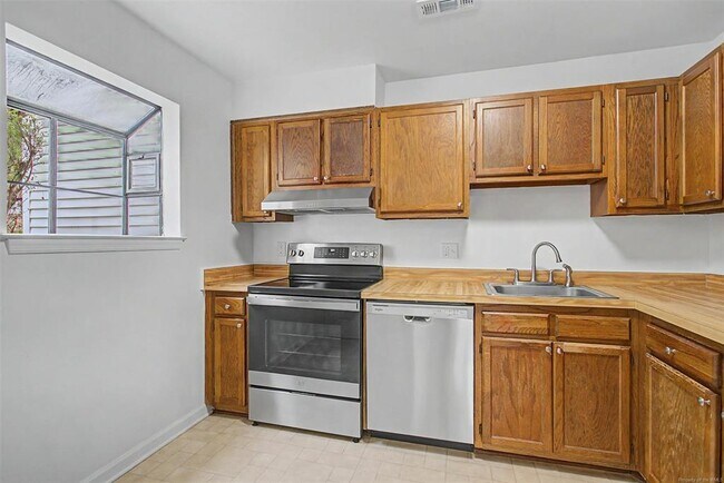 Building Photo - 285 Merrimac Trail