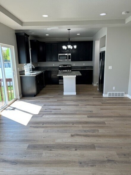 Building Photo - 1113 Meadow Walk Dr