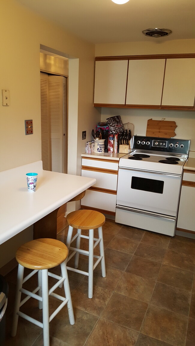 EAT-IN AREA OR WORK AREA - 224 Bower Hill Rd
