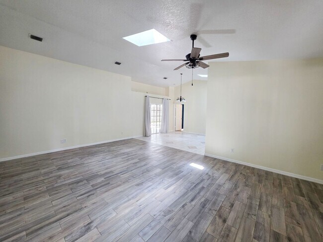 Building Photo - Pool Home in Vero Lake Estates 3/3 with Bonus Room
