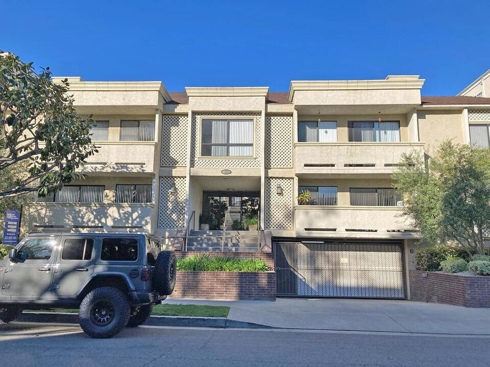 Building Photo - 1940 Malcolm Ave