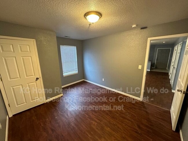 Building Photo - 1006 W Royle St