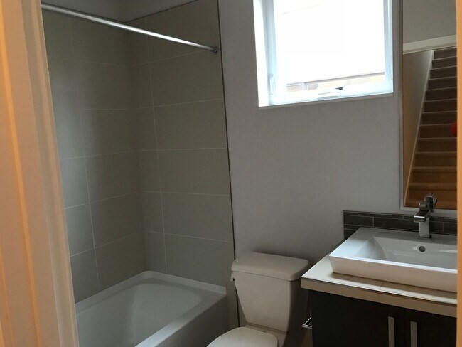 Building Photo - Newer 2 bed / 2.5 bath condo in Bryant Hei...