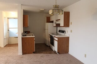 Building Photo - 2225 Huntingdon Dr