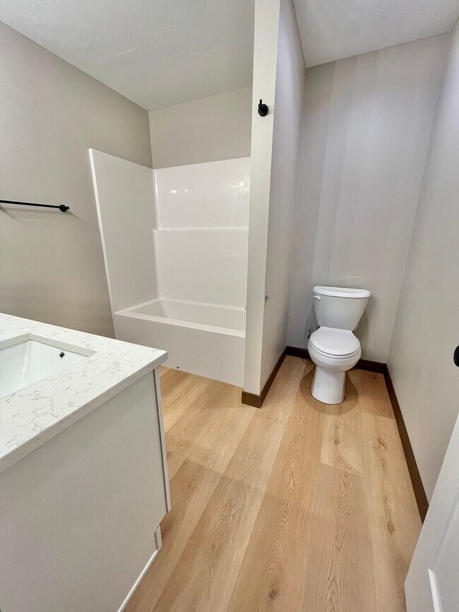 Building Photo - 5 Bed/2.5 Bath Twinhome For Rent!!